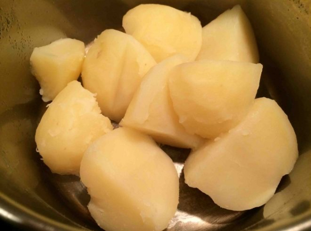Cách lột vỏ khoai tây dễ dàng mà không cần gọt